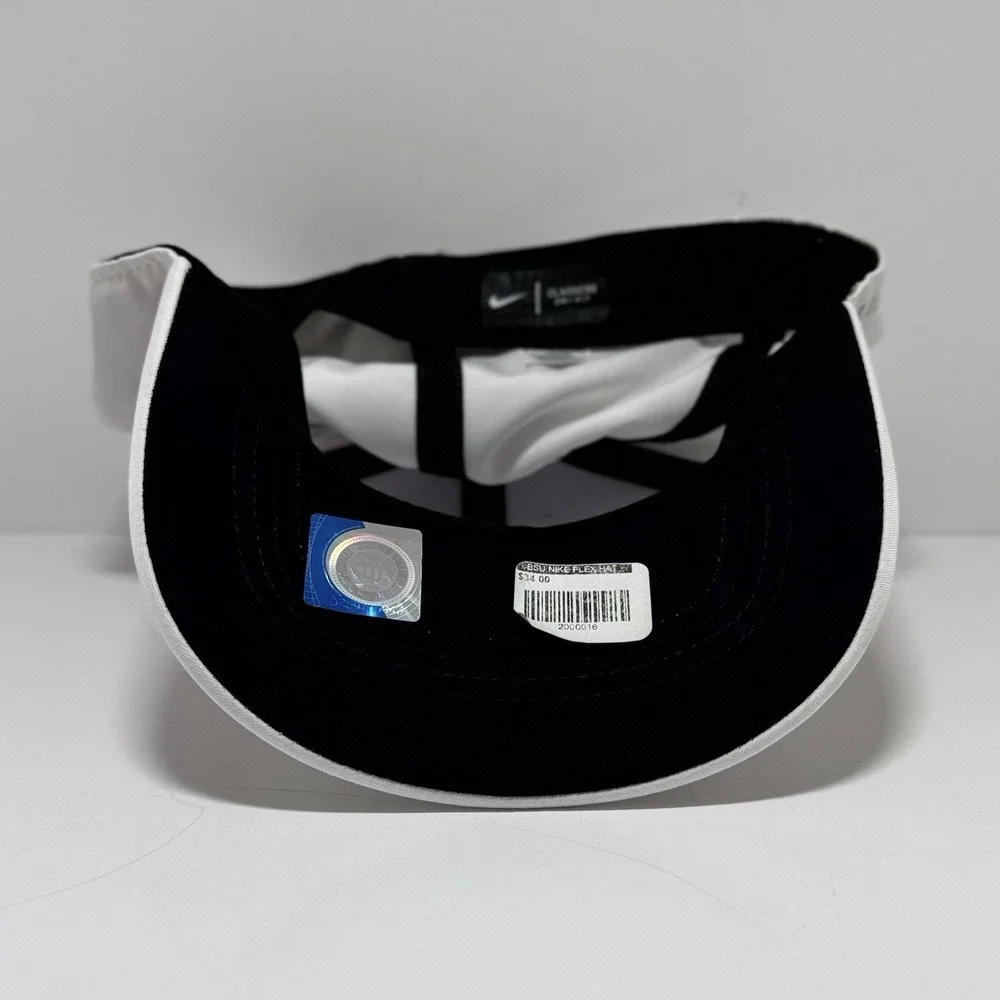 Nike Team Boise Street Broncos L/XLHat‎ White Embroidered Logo NCAA Flex